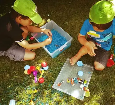 Fabrica una sencilla bandeja sensorial DIY para los niños de 2 a 3 años