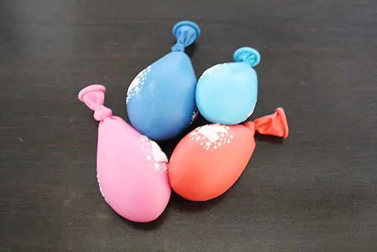 7 juguetes sensoriales para bebés hechos en casa. 
